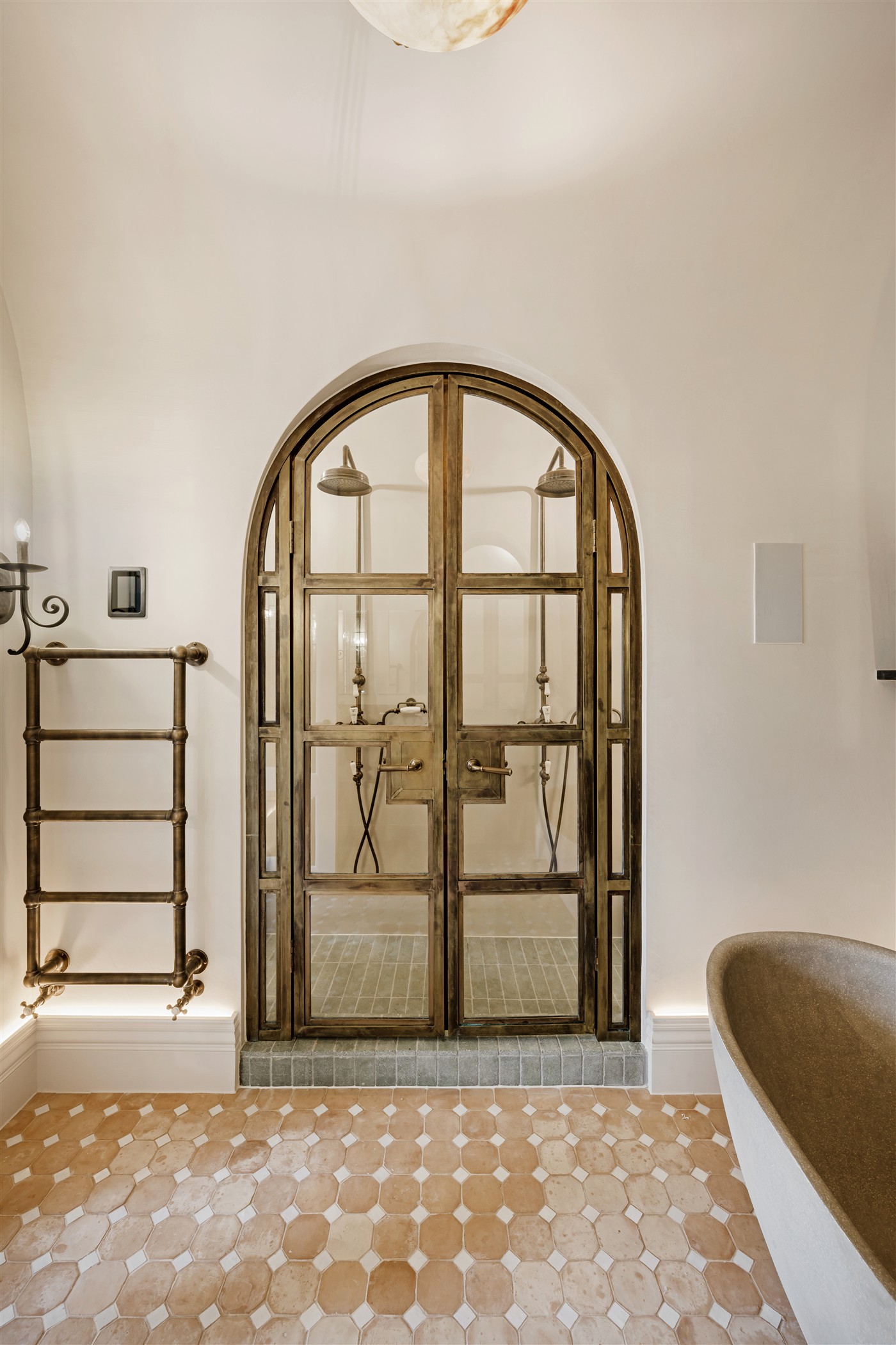Arched shower screen, closed